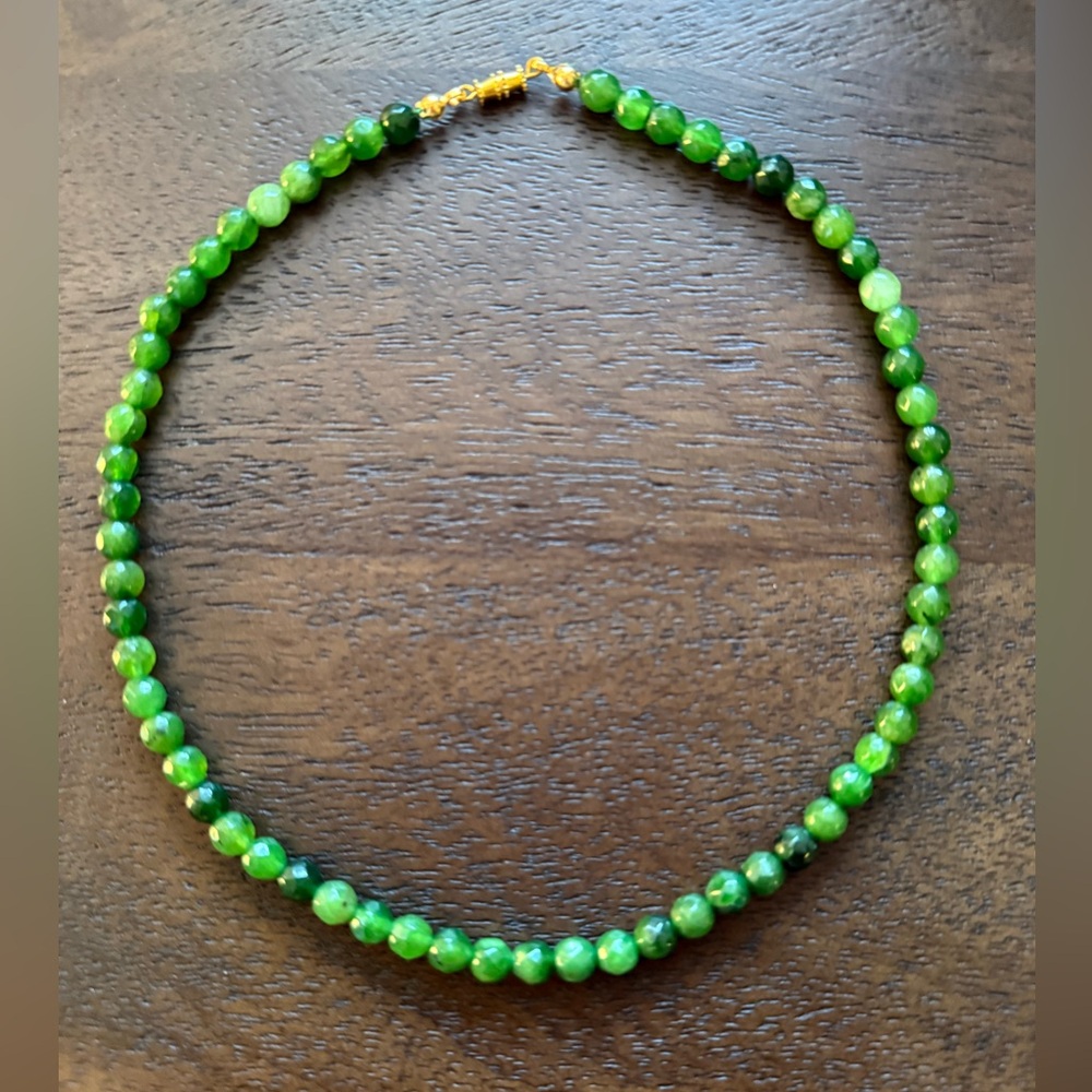 Faceted green quartzite bead gold tone choker necklace - Picture 4 of 8